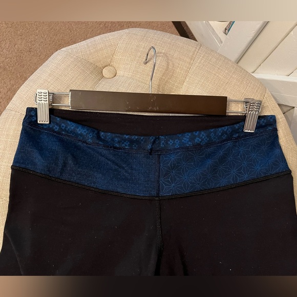 Reversible Lululemon Wunder Under Crops with Navy Waist - Picture 5 of 7